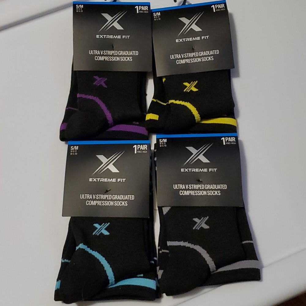 ULTRA V-STRIPED COMPRESSION SOCKS 